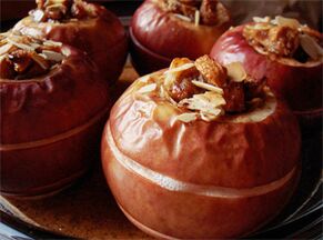 يعتبر التفاح المخبوز مع الفواكه المجففة من الحلوى في قائمة النظام الغذائي بعد إزالة المرارة. 
