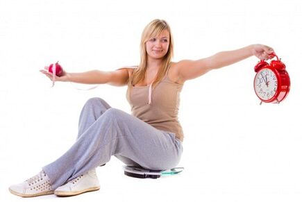 الفتاة التي تريد إنقاص وزنها تأكل طعامًا صحيًا ووفقًا لنظام